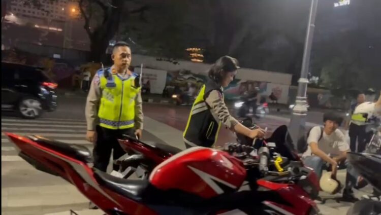 PIMPIN RAZIA: Kasat Lantas Polrestabes Medan memimpin razia terhadap sepedamotor yang menggunakan knalpot brong di Jalan Balai Kota Kelurahan Kesawan, Kecamatan Medan Baru, Sabtu (22/6/2024).(Foto Dok/Sat Lantas)
