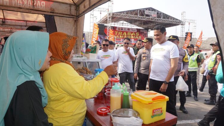 Polresta Banyumas Polda Jateng menggelar "Trabas Kamtibmas bareng Kapolda Jateng" yang digelar di Kecamatan Wangon, Kabupaten Banyumas, Minggu (23/6/24). Pada kegiatan tersebut Polresta Banyumas juga menggelar aksi bakti sosial, bakti kesehatan hingga bazar sembako murah untuk masyarakat.