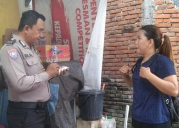 Kegiatan ini dilakukan oleh para anggota polisi dari Polsek Singkil dengan tujuan untuk mendekatkan diri kepada masyarakat serta memberikan himbauan terkait pentingnya peran serta warga dalam menjaga keamanan lingkungan, Minggu (23/6/2024).