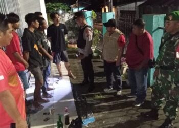 Personel Polsek Malalayang bersama dengan Reskom melakukan kegiatan patroli gabungan di wilayah Sibulan untuk menanggulangi aktivitas pemabuk jalanan. Patroli ini dilaksanakan sebagai bagian dari upaya untuk menjaga keamanan dan ketertiban di area tersebut, yang sering kali menjadi lokasi kegiatan yang mengganggu ketenangan masyarakat, Sabtu (22/6/2024) malam.