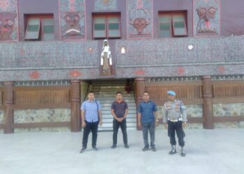 Personil Polres Samosir dan Polsek Jajaran terus aktif dalam kegiatan pelayanan dan pengamanan, termasuk pada hari Minggu yang ramai dengan aktivitas masyarakat dan pengunjung. Minggu, (23/06/2024).