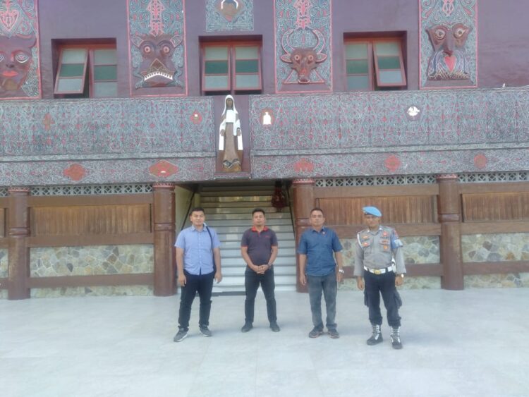 Personil Polres Samosir dan Polsek Jajaran terus aktif dalam kegiatan pelayanan dan pengamanan, termasuk pada hari Minggu yang ramai dengan aktivitas masyarakat dan pengunjung. Minggu, (23/06/2024).