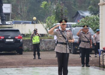 Kapolres Ogan Ilir, AKBP Andi Baso Rahman.SH .SIK .MSI, memimpin dengan penuh khidmat upacara ziarah dan tabur bunga di Taman Makam Pahlawan (TMP) Seguguk, Kabupaten Ogan Ilir, hari ini. Acara yang dimulai pukul 07.30 WIB ini dihadiri oleh seluruh jajaran personil Polres Ogan Ilir serta para pejabat utama.