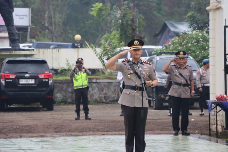 Kapolres Ogan Ilir, AKBP Andi Baso Rahman.SH .SIK .MSI, memimpin dengan penuh khidmat upacara ziarah dan tabur bunga di Taman Makam Pahlawan (TMP) Seguguk, Kabupaten Ogan Ilir, hari ini. Acara yang dimulai pukul 07.30 WIB ini dihadiri oleh seluruh jajaran personil Polres Ogan Ilir serta para pejabat utama.