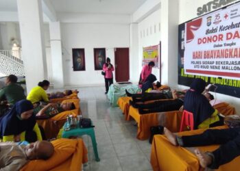 Polres Sidrap bekerjasama dengan Rumah Sakit Umum Daerah (RSUD) Nene Mallomo untuk melaksanakan donor darah di Mako Polres Sidrap. Kegiatan Donor darah ini di ikuti oleh personel Polres Sidrap yang telah di sprinkan, ASN Polres Sidrap, Pengurus Bhayangkari Cabang dan Ranting serta Anggota Kodim 1420 Sidrap. Senin (24/06/2024).