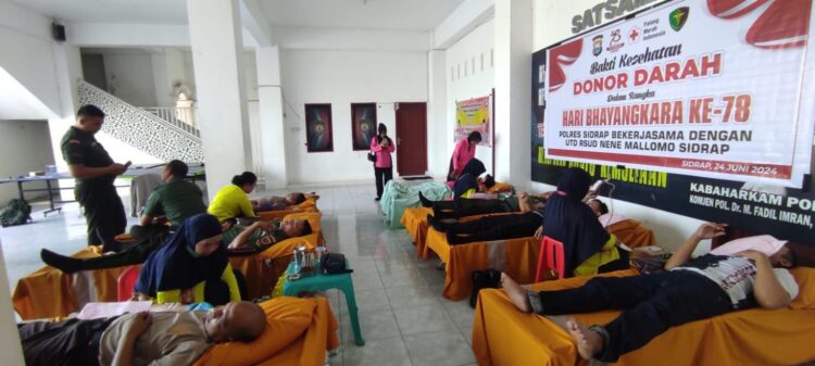 Polres Sidrap bekerjasama dengan Rumah Sakit Umum Daerah (RSUD) Nene Mallomo untuk melaksanakan donor darah di Mako Polres Sidrap. Kegiatan Donor darah ini di ikuti oleh personel Polres Sidrap yang telah di sprinkan, ASN Polres Sidrap, Pengurus Bhayangkari Cabang dan Ranting serta Anggota Kodim 1420 Sidrap. Senin (24/06/2024).
