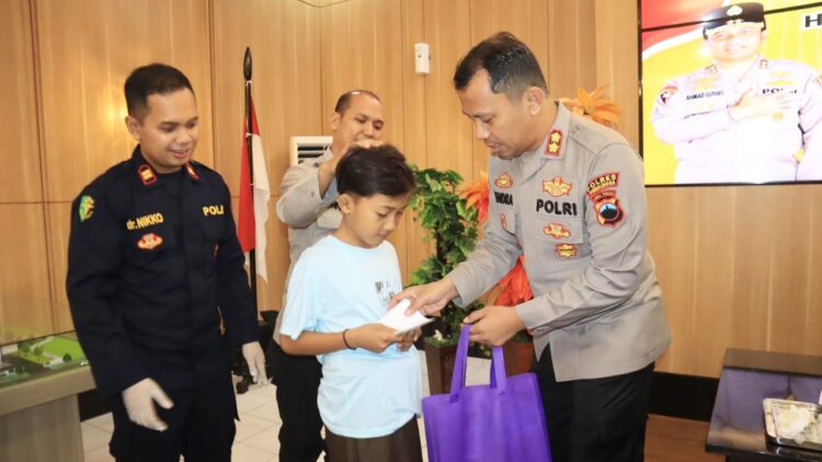 Polres Purbalingga menggelar Bakti Kesehatan Hari Bhayangkara ke-78 tahun 2024. Kegiatan yang dilaksanakan berupa sunatan massal gratis yang digelar di Aula Wicaksana Laghawa Mapolres Purbalingga, Senin (24/6/2024).