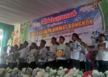 SD Cahaya Ummat Bongkok Kec Kramat Kab Tegal menggelar kegiatan Akhirrussanah atau pelepasan peserta didik kelas 6 yang bertempat di halaman sekolah. Acara berlangsung cukup semarak dengan berbagai penampilan seperti seni lagu Islami, Hadroh, Drama dan pembacaan Surat Alqur'an serta Asmaul Husna.