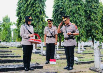 Polda Sumsel dan jajaran menggelar upacara penghormatan, untuk mengenang jasa para pahlawan pada Senin (24/6/2024) di Taman Makam Pahlawan (TMP) Ksatria Ksetra Siguntang Palembang, Kapolda Sumsel Irjen Pol A Rachmad Wibowo SIK, memimpin upacara ziarah bersama pejabat utama dan pasukan.