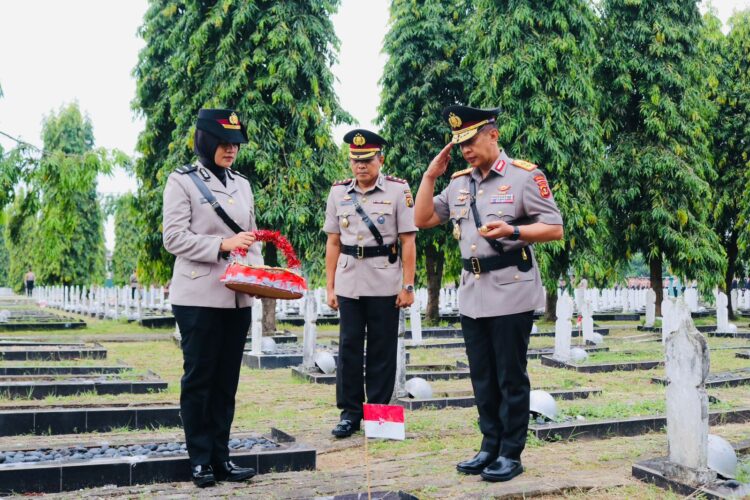 Polda Sumsel dan jajaran menggelar upacara penghormatan, untuk mengenang jasa para pahlawan pada Senin (24/6/2024) di Taman Makam Pahlawan (TMP) Ksatria Ksetra Siguntang Palembang, Kapolda Sumsel Irjen Pol A Rachmad Wibowo SIK, memimpin upacara ziarah bersama pejabat utama dan pasukan.