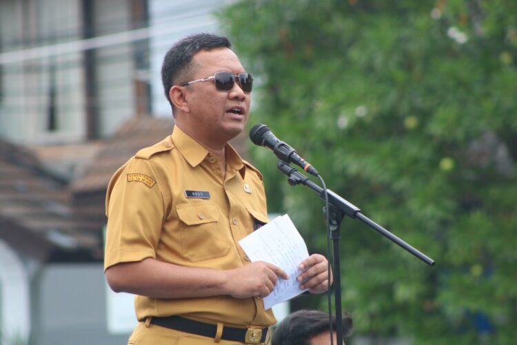Sekretaris Daerah (Sekda) Kota Tegal, Agus Dwi Sulistyantono saat memimpin Apel Bersama di Halaman Pendopo Ki Gede Sebayu, Komplek Balai Kota Tegal, Senin (24/6/2024) pagi.