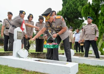 TABUR BUNGA: Wakapokda Sumut, Brigjen Pol Rony Samtana, S.I.K., M.T.C.P menabur bunga di TMP Jalan Sisingamangaraja Meda dalam rangka HUT ke-78 Bhayangkara, Senin (24/6/2024). (Foto Dok/ Polda Sumut)