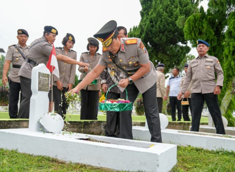 TABUR BUNGA: Wakapokda Sumut, Brigjen Pol Rony Samtana, S.I.K., M.T.C.P menabur bunga di TMP Jalan Sisingamangaraja Meda dalam rangka HUT ke-78 Bhayangkara, Senin (24/6/2024). (Foto Dok/ Polda Sumut)