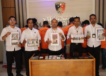Kapolres Nagan Raya AKBP Rudi Saeful Hadi. S.I.K. melalui Kasat Reskrim IPTU Vitra Ramadani, S.H., M.Si. menyampaikan, ketujuh orang yang ditangkap tersebut berinisial AN (29), AZ (46), RP (31), SI (47), TY (24), SS (48), dan MI (57). bersama mereka juga ikut diamankan barang bukti berupa uang tunai sebanyak Rp. 3.328.000,- lalu 3 (tiga) ekor ayam jantan, 5 (lima) kisak / tas ayam, 1 (satu) ember cat, 1 (satu) ember timba, 5 (lima) unit handphone, 3 (tiga) unit kendaraan bermotor R-2, 3 (tiga) buah kunci sepmor, 1 (satu) STNK R-2, dan 5 (lima) buah dompet.