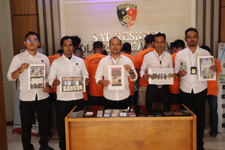 Kapolres Nagan Raya AKBP Rudi Saeful Hadi. S.I.K. melalui Kasat Reskrim IPTU Vitra Ramadani, S.H., M.Si. menyampaikan, ketujuh orang yang ditangkap tersebut berinisial AN (29), AZ (46), RP (31), SI (47), TY (24), SS (48), dan MI (57). bersama mereka juga ikut diamankan barang bukti berupa uang tunai sebanyak Rp. 3.328.000,- lalu 3 (tiga) ekor ayam jantan, 5 (lima) kisak / tas ayam, 1 (satu) ember cat, 1 (satu) ember timba, 5 (lima) unit handphone, 3 (tiga) unit kendaraan bermotor R-2, 3 (tiga) buah kunci sepmor, 1 (satu) STNK R-2, dan 5 (lima) buah dompet.
