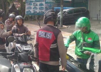 Patroli Rayon yang bertugas di wilayah Jl Samrat telah melaksanakan kegiatan rutin untuk memeriksa kelengkapan kendaraan bermotor. Pada hari Senin, 24 Juni 2024, petugas patroli berhasil mendapati dua kendaraan roda dua (R2) yang tidak dilengkapi dengan Tanda Nomor Kendaraan Bermotor (TNKB).