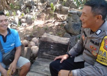Bhabinkamtibmas dari Polsek Singkil, yang merupakan bagian dari upaya kepolisian dalam menjaga keamanan dan ketertiban di masyarakat, terus melakukan kegiatan sambang ke rumah-rumah warga. Kegiatan ini dilakukan secara rutin guna membangun hubungan yang baik antara polisi dan masyarakat, serta untuk mengumpulkan informasi terkait potensi gangguan keamanan di lingkungan sekitar.