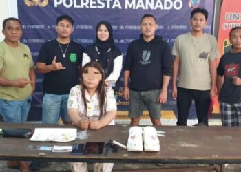 Tim Delta Resmob Polresta Manado berhasil mengamankan pelaku pencurian emas perhiasan yang merugikan korban hingga Rp 100 juta. Pelaku, yang berinisial MS (25), seorang wanita asal Gorontalo, melakukan aksinya saat bekerja sebagai babysitter di rumah korban, Dina Eunike Nanere (40), Jumat (21/6/2024).
