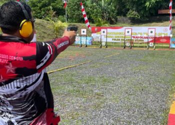 Kapolresta Manado, Kombes Pol Julianto Sirait, menunjukkan kepiawaiannya dalam menembak saat mengikuti kegiatan lomba “Kapolda Cup” di Lapangan Tembak SPN Polda Sulut. Lomba ini diselenggarakan dalam rangka memperingati Hari Ulang Tahun (HUT) Bhayangkara ke-78. Mengenakan jersey resmi “Kapolda Cup” serta celana PDL, Kombes Pol Julianto bersama rekan-rekan dari kepolisian lainnya berkompetisi dengan penuh semangat, Senin (24/6/2024).