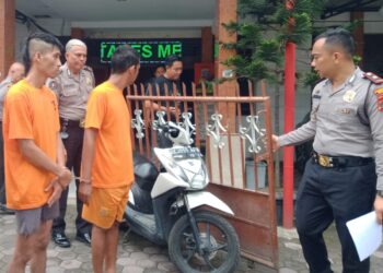 INTEROGASI: Kapolsek Medan Area Hendrik Aritonang menginterogasi 2 pelaku pencurian pagar besi masing-masing berinisial ARL dan W, di Mapolsek, Senin (24/6/2024).(Foto Dok/Polsek)