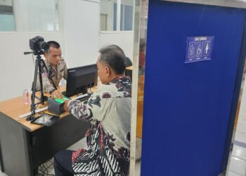 PROSES IDENTIFIKASI: Personil Regident Sat Lantas Polrestabes Medan melakukan proses identifikasi di ruang foto SIM Baru di Mako Sat Lantas, Selasa (25/6/2024).(Foto Dok/Sat Lantas)