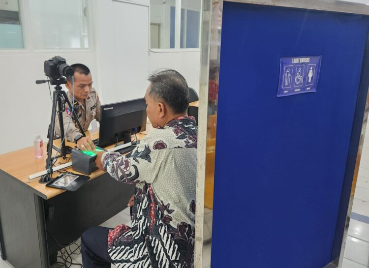 PROSES IDENTIFIKASI: Personil Regident Sat Lantas Polrestabes Medan melakukan proses identifikasi di ruang foto SIM Baru di Mako Sat Lantas, Selasa (25/6/2024).(Foto Dok/Sat Lantas)