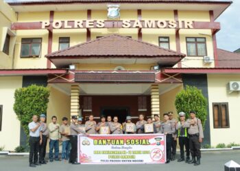 Polres Samosir telah menyalurkan bantuan sosial berupa 500 kotak sembako dalam rangka Bakti Sosial Polri untuk memperingati Hari Bhayangkara Ke-78. Selasa, (25/06/2024). Acara ini dimulai dengan mengikuti kegiatan Zoom Meeting yang diselenggarakan oleh Mabes Polri, yang diikuti oleh Polres Samosir di halaman Mako Polres Samosir bersama Masyarakat Penerima Bantuan Sosial Polres Samosir