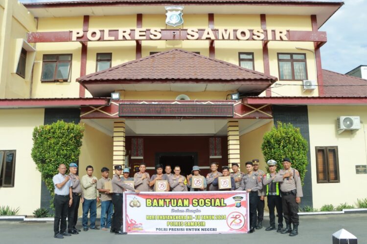 Polres Samosir telah menyalurkan bantuan sosial berupa 500 kotak sembako dalam rangka Bakti Sosial Polri untuk memperingati Hari Bhayangkara Ke-78. Selasa, (25/06/2024). Acara ini dimulai dengan mengikuti kegiatan Zoom Meeting yang diselenggarakan oleh Mabes Polri, yang diikuti oleh Polres Samosir di halaman Mako Polres Samosir bersama Masyarakat Penerima Bantuan Sosial Polres Samosir