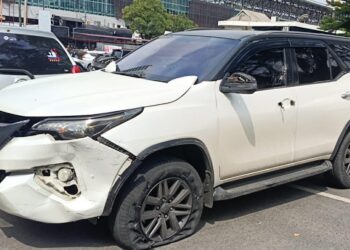 RUSAK PARAH: Mobil Toyota Fortuner BK 1256 QV rusak parah usai diamuk massa di Jalan Bukit Barisan, Kecamatan Medan Barat, Selasa (25/6/2024).(Foto Dok/ T77)