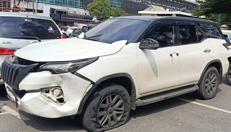 RUSAK PARAH: Mobil Toyota Fortuner BK 1256 QV rusak parah usai diamuk massa di Jalan Bukit Barisan, Kecamatan Medan Barat, Selasa (25/6/2024).(Foto Dok/ T77)