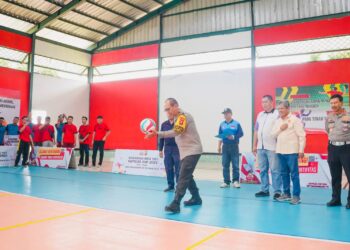 Kapolda Sumatera Selatan Irjen A Rachmad Wibowo membuka secara resmi turnamen bola voli yang digelar sempena hari Bhayangkara ke 78 tahun 2024.