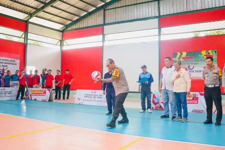 Kapolda Sumatera Selatan Irjen A Rachmad Wibowo membuka secara resmi turnamen bola voli yang digelar sempena hari Bhayangkara ke 78 tahun 2024.