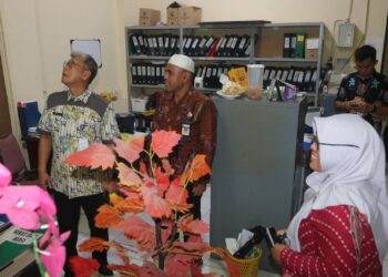 Pj. Wali Kota Tegal Dadang Somantri, Selasa (25/6/2024) di tiga kantor Organisasi Perangkat Daerah (OPD) yang berada di luar lingkungan Balai Kota Tegal, Dadang menyampaikan apresiasi kedisiplinan ASN dan memberi perhatian terhadap gedung kantor di tiga OPD tersebut.