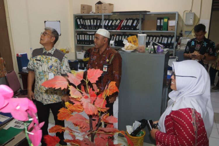 Pj. Wali Kota Tegal Dadang Somantri, Selasa (25/6/2024) di tiga kantor Organisasi Perangkat Daerah (OPD) yang berada di luar lingkungan Balai Kota Tegal, Dadang menyampaikan apresiasi kedisiplinan ASN dan memberi perhatian terhadap gedung kantor di tiga OPD tersebut.