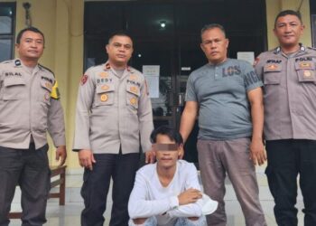 Polsek Singkil berhasil mengamankan seorang pelaku penganiayaan dengan senjata tajam di Kelurahan Karame, Lingkungan VI, Kecamatan Singkil, Kota Manado. Pelaku yang berhasil ditangkap adalah RS, seorang pria berusia 21 tahun, yang beralamat di Ternate Baru Lingkungan II, Kecamatan Singkil, Pada hari Selasa, 25 Juni 2024, sekitar pukul 06.30 WITA.