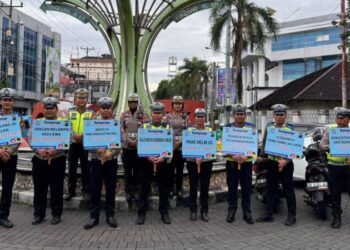 Personel Satuan Lalu Lintas (Satlantas) Polresta Manado, di bawah kepemimpinan Kasat Lantas Kompol Yulfa Irawati, aktif melakukan kampanye keselamatan berlalu lintas dengan memberikan himbauan kepada pengendara. Melalui papan himbauan yang dipasang di berbagai titik strategis, Satlantas Polresta Manado mengingatkan seluruh pengendara akan pentingnya mematuhi aturan lalu lintas demi keselamatan bersama, Selasa (25/6/2024).