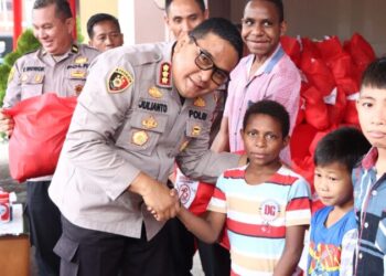 Kegiatan ini berlangsung dengan penuh semangat di bawah pimpinan Kapolresta Manado, Kombes Pol Julianto Sirait, yang didampingi oleh Pejabat Jajaran Utama (PJU) Polresta Manado, Selasa (25/6/2024). Sebanyak 500 paket bantuan sosial (bansos) disalurkan kepada masyarakat yang membutuhkan di berbagai wilayah. Kegiatan ini merupakan bagian dari upaya Polresta Manado untuk terus mendekatkan diri dengan masyarakat, terutama dalam situasi yang menuntut solidaritas dan dukungan bersama.