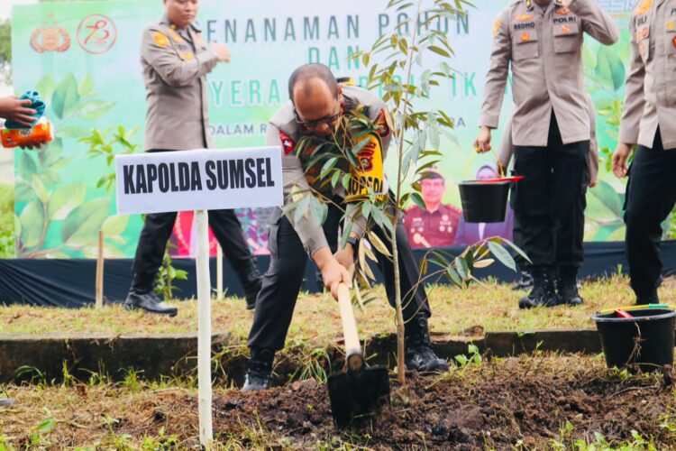 Kapolda tampak dengan hati hati meletakkan bibit pohon Durian beukuran 1,5 meter pada lubang yang telah disiapkan panitia, kemudian tanpa canggung menggunakan cangkul menimbun urukan dan memberikan pupuk kompos.