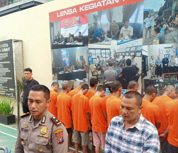 NB: Jefri Helmi Nasution, Muslim, Marwan Effendi Lubis, Suherman, M Pringadi, Reja Agustian Situmorang, Definitif Waruwu, Alexander Marbun, Ardiansyah, Muhammad Fikram, M Awaluddin, Amri Pasya (52), Nur Hendra, Dimas, Eko Suwarno, Ramon Hutagalung - BELASAN PELAKU KEJAHATAN: Kapolsek Medan Timur Kompol Briston Agus Napitupulu didampingi Kanit Reskrim AKP Budiman Simanjuntak memberikan keterangan terkait penangkapan belasan pelaku kejahatan, di Mapolsek, Rabu (26/6/2024).(Foto Dok/Polsek)