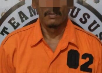 DITANGKAP: Seorang pria, tersangka juru tulis judi tebakan angka berikut barang bukti, Rabu (26/6/2024) diamankan di Mapolres Pelabuhan Belawan, setelah diringkus dari Desa Manunggal, Labuhan Deli.(Foto dok/Polres Belawan)