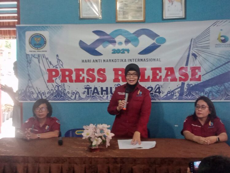 Badan Narkotika Nasional Kabupaten Simalungun memperingati hari anti narkoba di Nagori Tanjung Pasir Kecamatan Tanah Jawa Kabupaten Simalungun Rabu (16/6/2024). Dalam acara memperingati HANI dihadiri BNN Kabupaten Simalungun, Kapolsekta Tanah Jawa Kompol Asmon B, SH.MH, Camat Tanah Jawa, Pangulu Tanjung Pasir, Pangulu Buntu Turunan yang diwakilkan perangkat desa.
