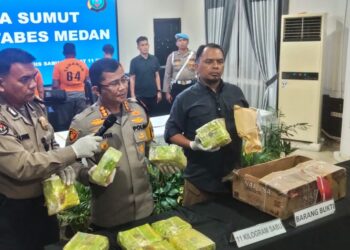 TUNJUK BARANG BUKTI: Kapolrestabes Medan Kombes Pol Teddy John Marbun didampingi Kasat Narkoba AKBP John Hery Rakutta Sitepu menunjukkan barang bukti 11 Kg sabu yang disita dari pengedar dan kurir narkoba, di Mapolrestabes, Rabu (26/6/2024).(Foto Dok/ T77)