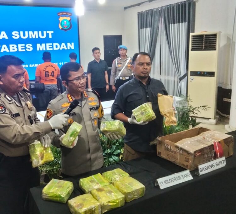 TUNJUK BARANG BUKTI: Kapolrestabes Medan Kombes Pol Teddy John Marbun didampingi Kasat Narkoba AKBP John Hery Rakutta Sitepu menunjukkan barang bukti 11 Kg sabu yang disita dari pengedar dan kurir narkoba, di Mapolrestabes, Rabu (26/6/2024).(Foto Dok/ T77)