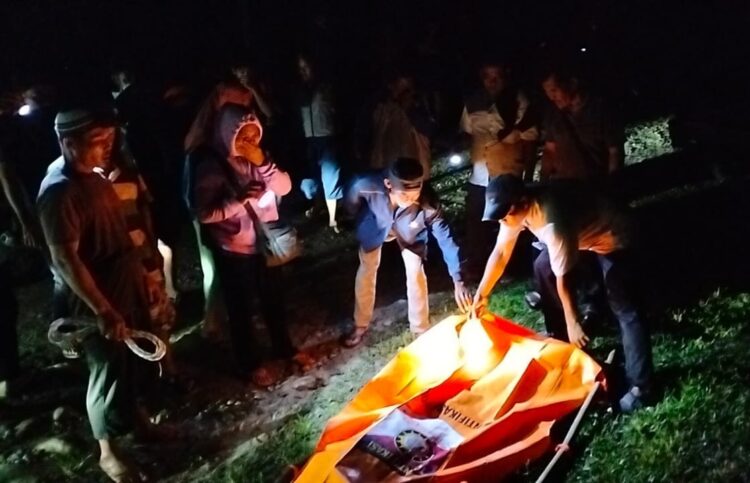 RS = Resoliana Boru Sinaga - EVAKUASI : Personel Polsek Kotarih dibantu warga mengevaksuasi mayat perempuan yang ditemukan di aliran Sungai Buaya, Rabu (26/6/2024) dini hari. (Foto Dok/Polsek Kotarih)