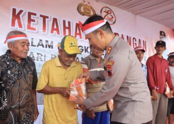 Kegiatan dirangkai dengan pemberian bibit jagung dan padi serta bibit ikan lele untuk petani dan peternak ikan Desa Karanglewas. Selain itu, diserahkan juga beasiswa pendidikan bagi anak anggota Polri yang berprestasi tingkat SD, SMP dan SMA.