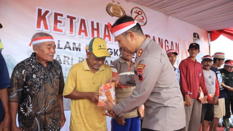 Kegiatan dirangkai dengan pemberian bibit jagung dan padi serta bibit ikan lele untuk petani dan peternak ikan Desa Karanglewas. Selain itu, diserahkan juga beasiswa pendidikan bagi anak anggota Polri yang berprestasi tingkat SD, SMP dan SMA.