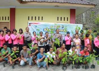 Polres Samosir menunjukkan kepeduliannya terhadap lingkungan dan ekonomi masyarakat dengan menyiapkan 1000 batang pohon buah untuk ditanam dan diserahkan kepada masyarakat Kabupaten Samosir khususnya di Kelurahan Siogungogung, Kecamatan Pangururan.Kamis, (27/06/2024)