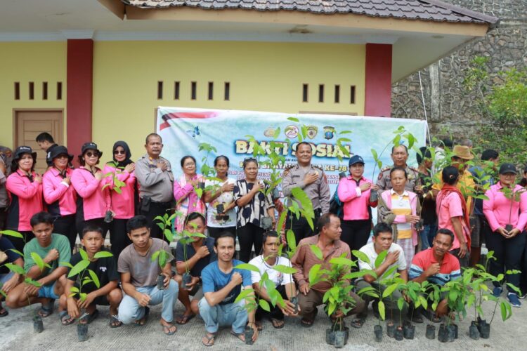 Polres Samosir menunjukkan kepeduliannya terhadap lingkungan dan ekonomi masyarakat dengan menyiapkan 1000 batang pohon buah untuk ditanam dan diserahkan kepada masyarakat Kabupaten Samosir khususnya di Kelurahan Siogungogung, Kecamatan Pangururan.Kamis, (27/06/2024)