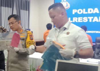 STNK PALSU: Kapolrestabes Medan Kombes Pol Teddy Marbun didampingi Kasat Reskrim Kompol Jama Kita Purba menunjukkan barang bukti STNK, BPKB palsu serta barang bukti lainnya di Mapolrestabes, Kamis (27/6/2024).(Foto Dok/Polrestabes)