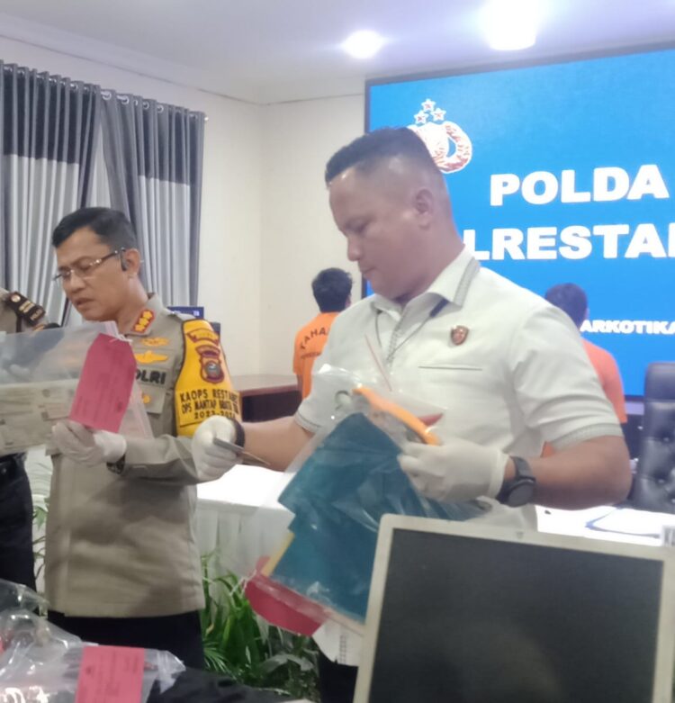 STNK PALSU: Kapolrestabes Medan Kombes Pol Teddy Marbun didampingi Kasat Reskrim Kompol Jama Kita Purba menunjukkan barang bukti STNK, BPKB palsu serta barang bukti lainnya di Mapolrestabes, Kamis (27/6/2024).(Foto Dok/Polrestabes)